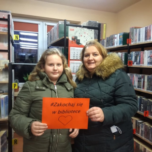Uczestniczki akcji "Zakochaj się w bibliotece" - Joanna i Kamila Kępa