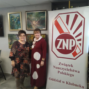 Uczestniczka wernisażu w towarzystwie przedstawicielki Związku Nauczycielstwa Polskiego