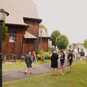Zwiedzanie zabytkowego kościoła w Borze Zapilskim - widok kościoła z zewnątrz