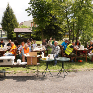 Biesiada uczestników rajdu "Odjazdowy Bibliotekarz" w plenerze 